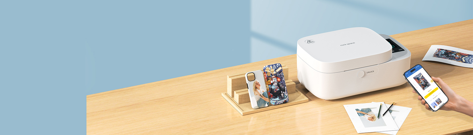 Objetos de personalización sobre una mesa de madera blancaObjetos de personalización sobre una mesa de madera blanca