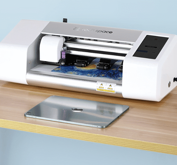 Plotter exhibido sobre una mesa de madera.