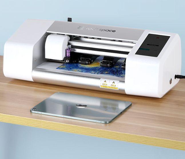 Plotter exhibido sobre una mesa de madera.