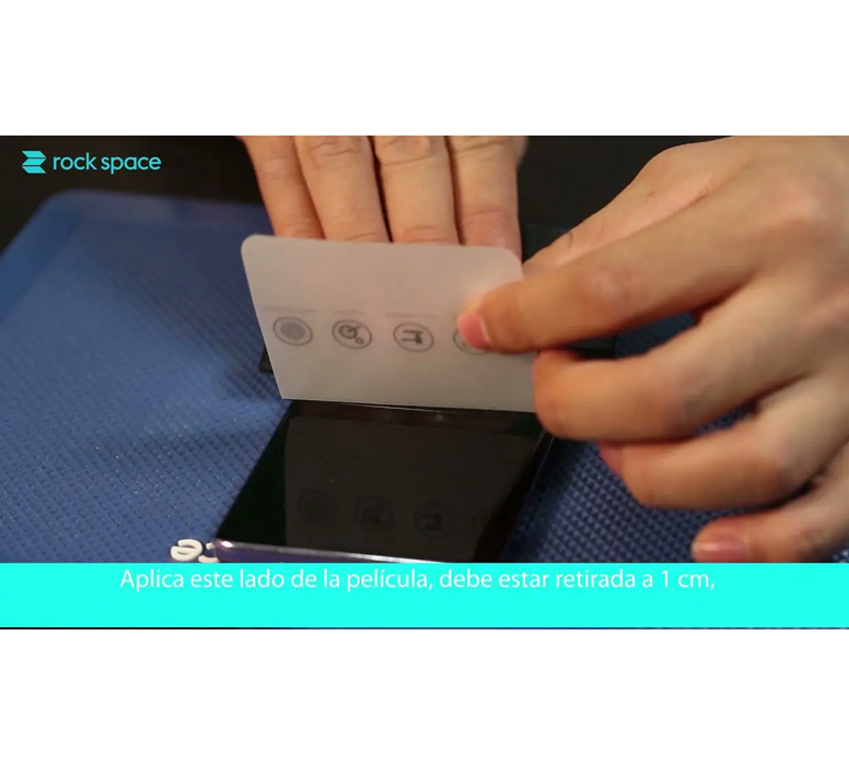 Las manos visibles de una persona aplicando un protector hydrogel sobre un móvil